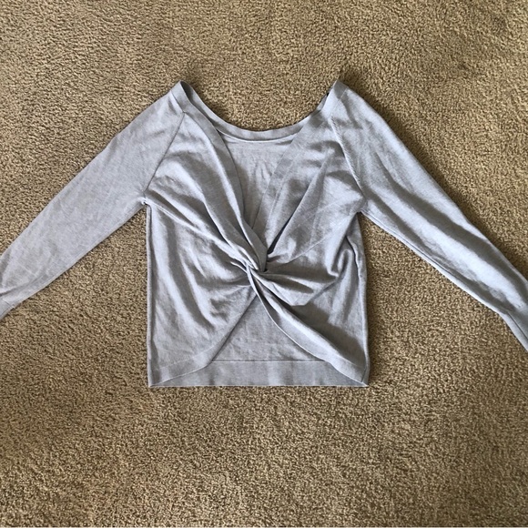 Victoria’s Secret Gray Twisted Low Back Soft Sweater XS. NWT - Picture 7 of 9